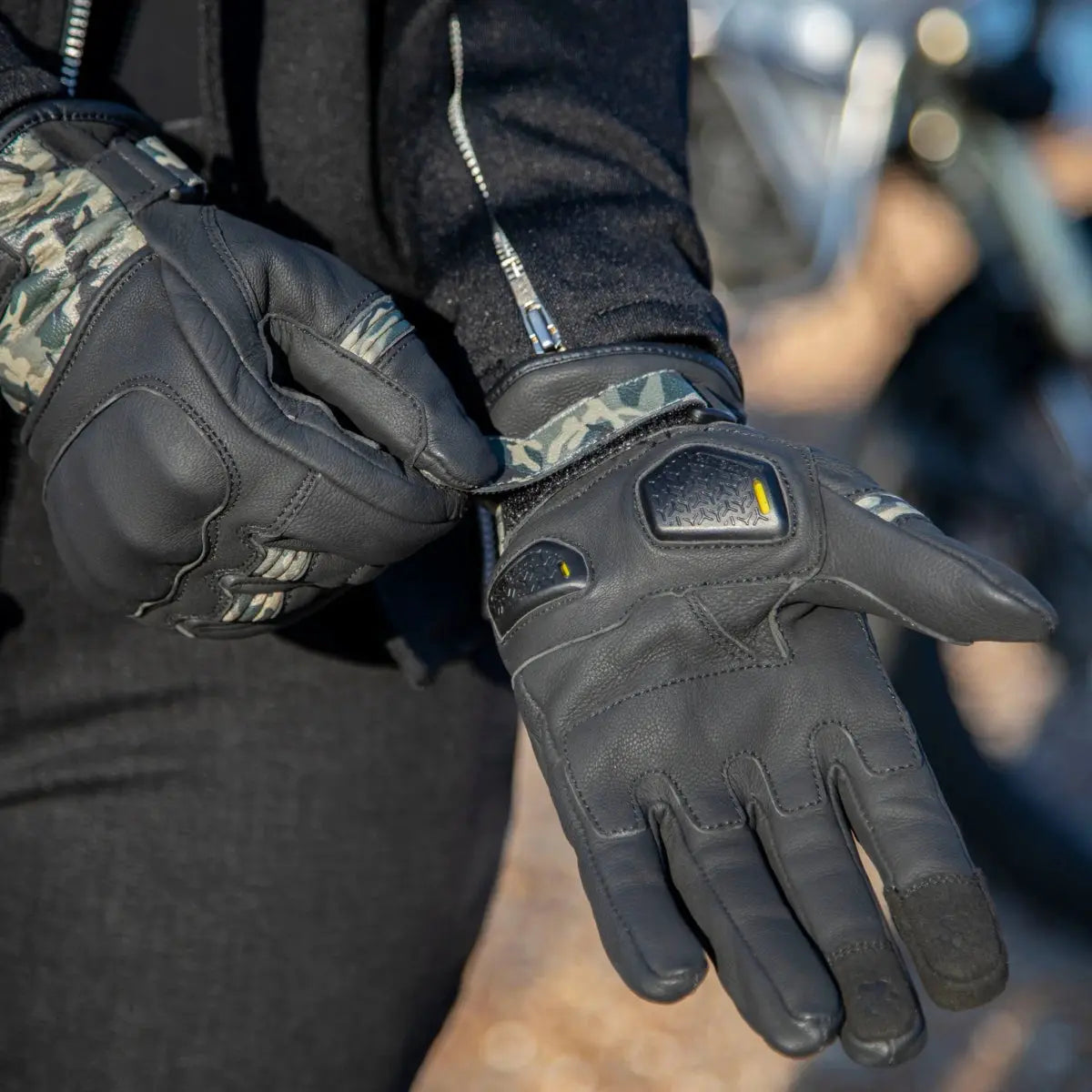 MotoGirl Bessie Gloves in Camo | Veloce Club