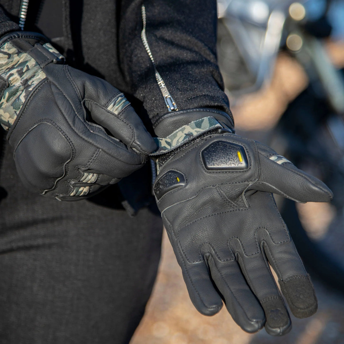 MotoGirl Bessie Gloves in Camo