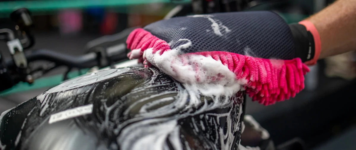 Muc-Off 2-in-1 Chenille Microfibre Wash Mitt | Veloce Club